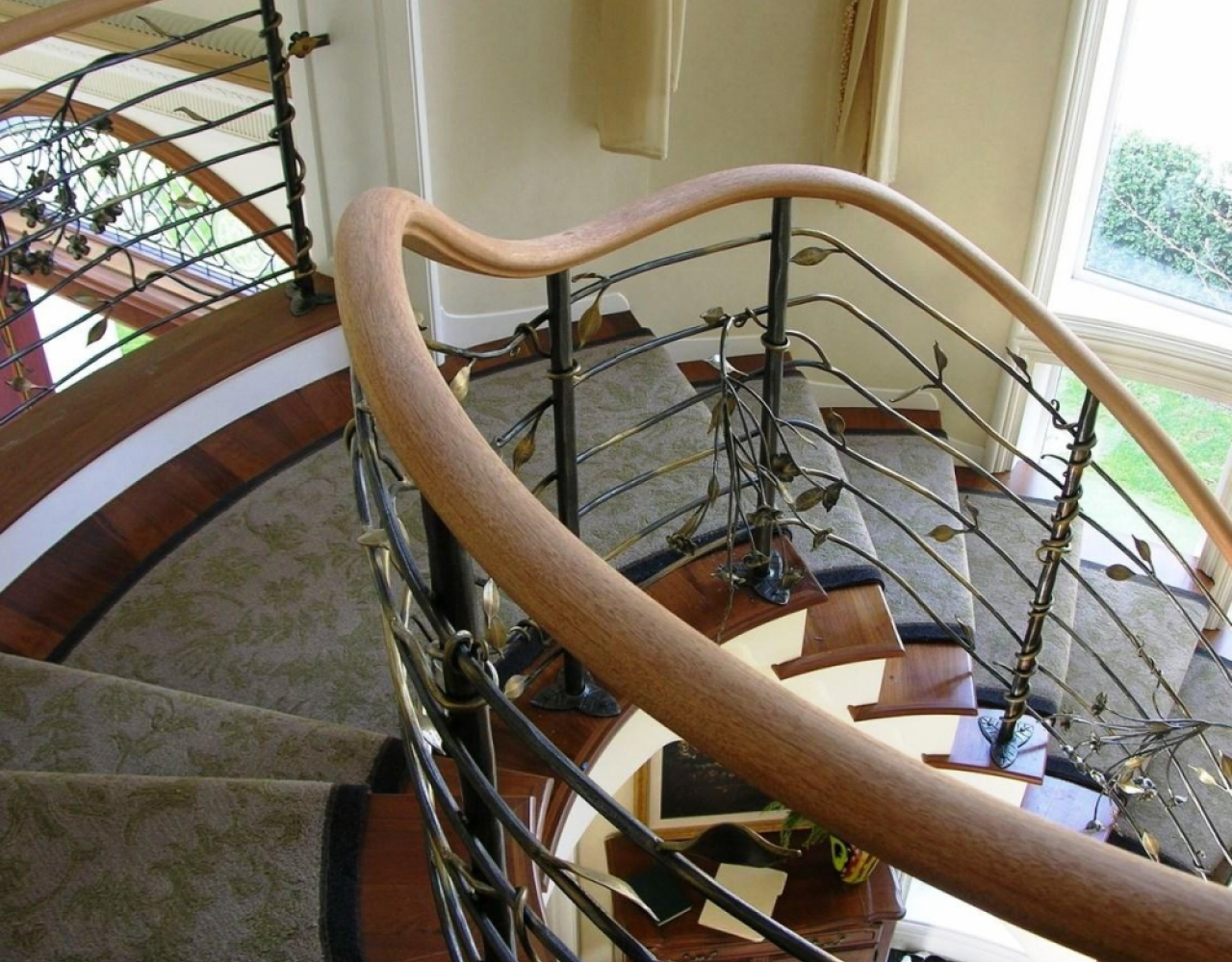 Кованая лестница с перилами в виде веточек КЛ-078