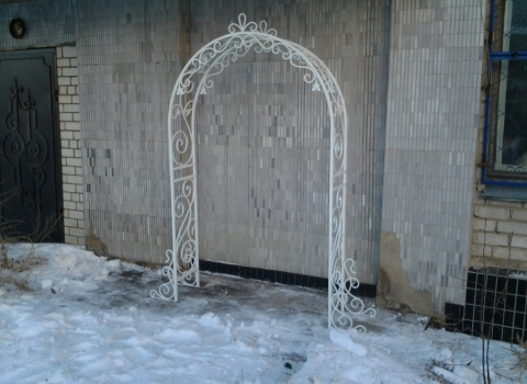 Кованая арка ажурная в белом цвете КА-051