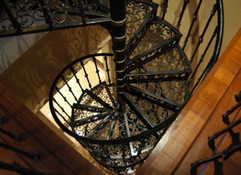 Кованая лестница с ажурными ступенями КЛ-030