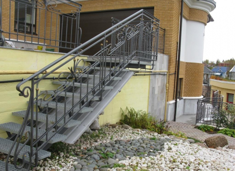 Кованая лестница для улицы КЛ-041