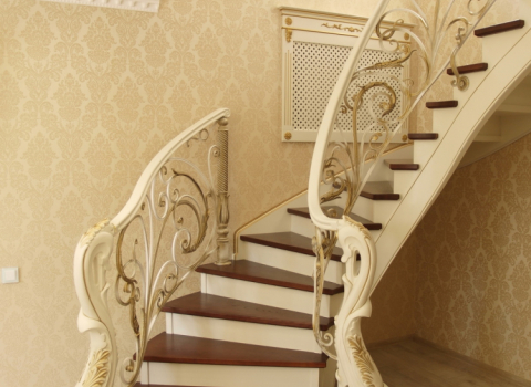 Белая кованая лестница в стиле барокко КЛ-080