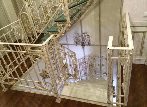 Белая кованая лестница с золотым орнаментом КЛ-094
