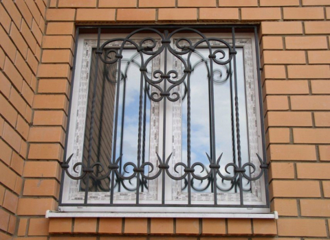 Кованая оконная решетка для частного дома КР-096