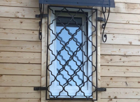 Кованая решетка на окно в виде сетки КР-097