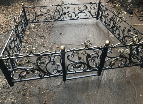 Кованая ажурная ограда на могилу с розами РК-092