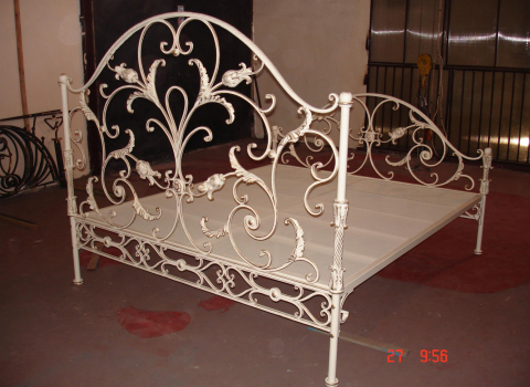Кованая кровать с белыми цветами КРВ-119