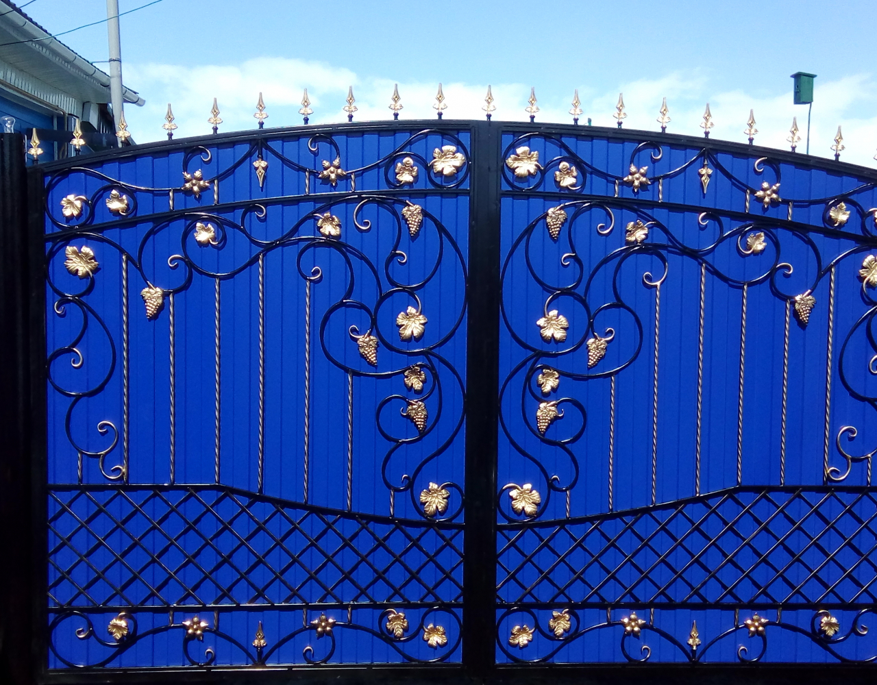 Ворота с кованым орнаментом и профлистом ВО-085