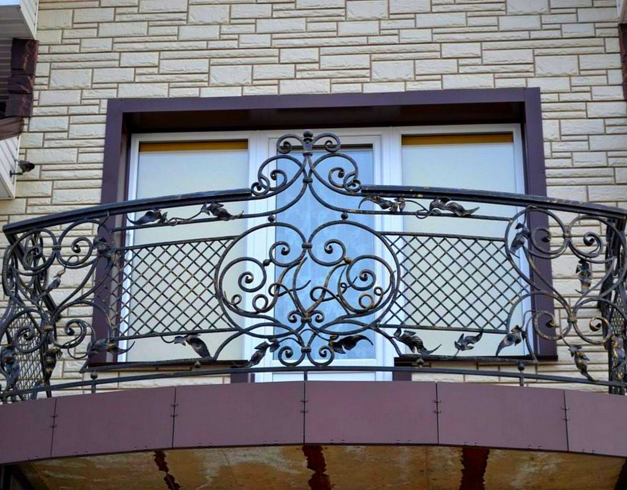 Красивый кованый балкон с инициалами КБ-099