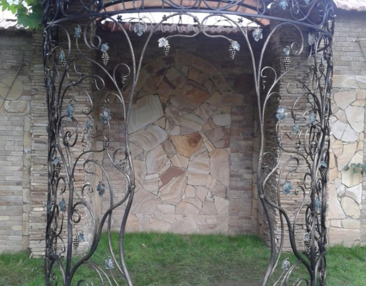 Кованая арка с виноградной лозой КА-059
