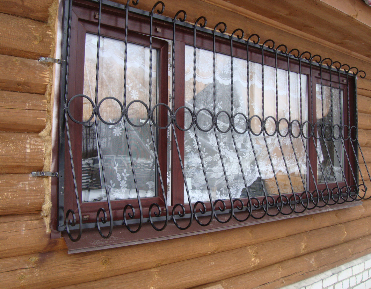 Изогнутая оконная кованая решетка с витыми прутьями КР-062