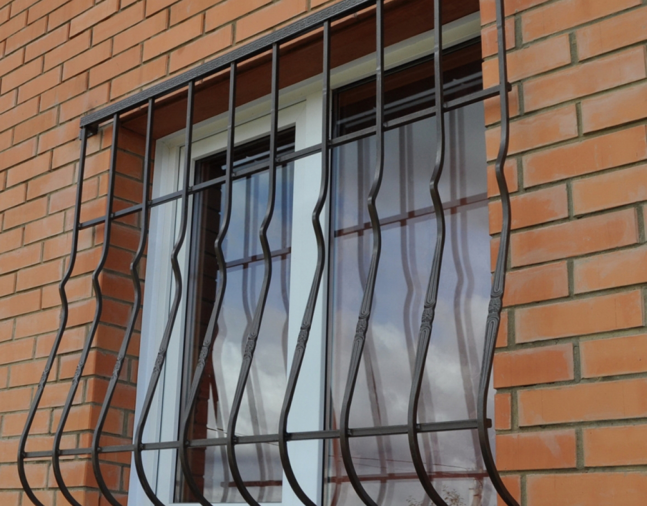 Классическая дутая кованая решетка на окно КР-099
