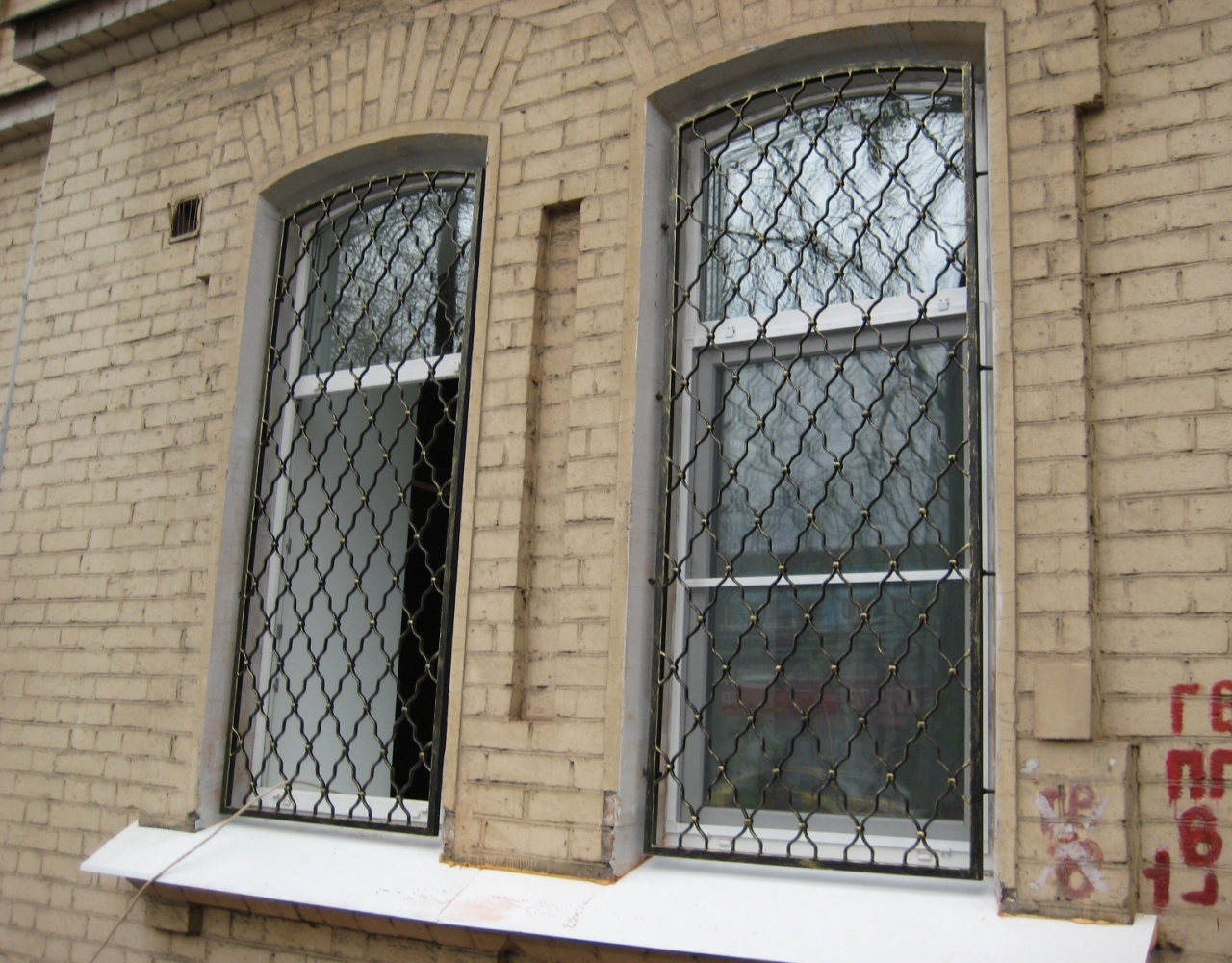 Сетчатая кованая решетка на окно КР-109