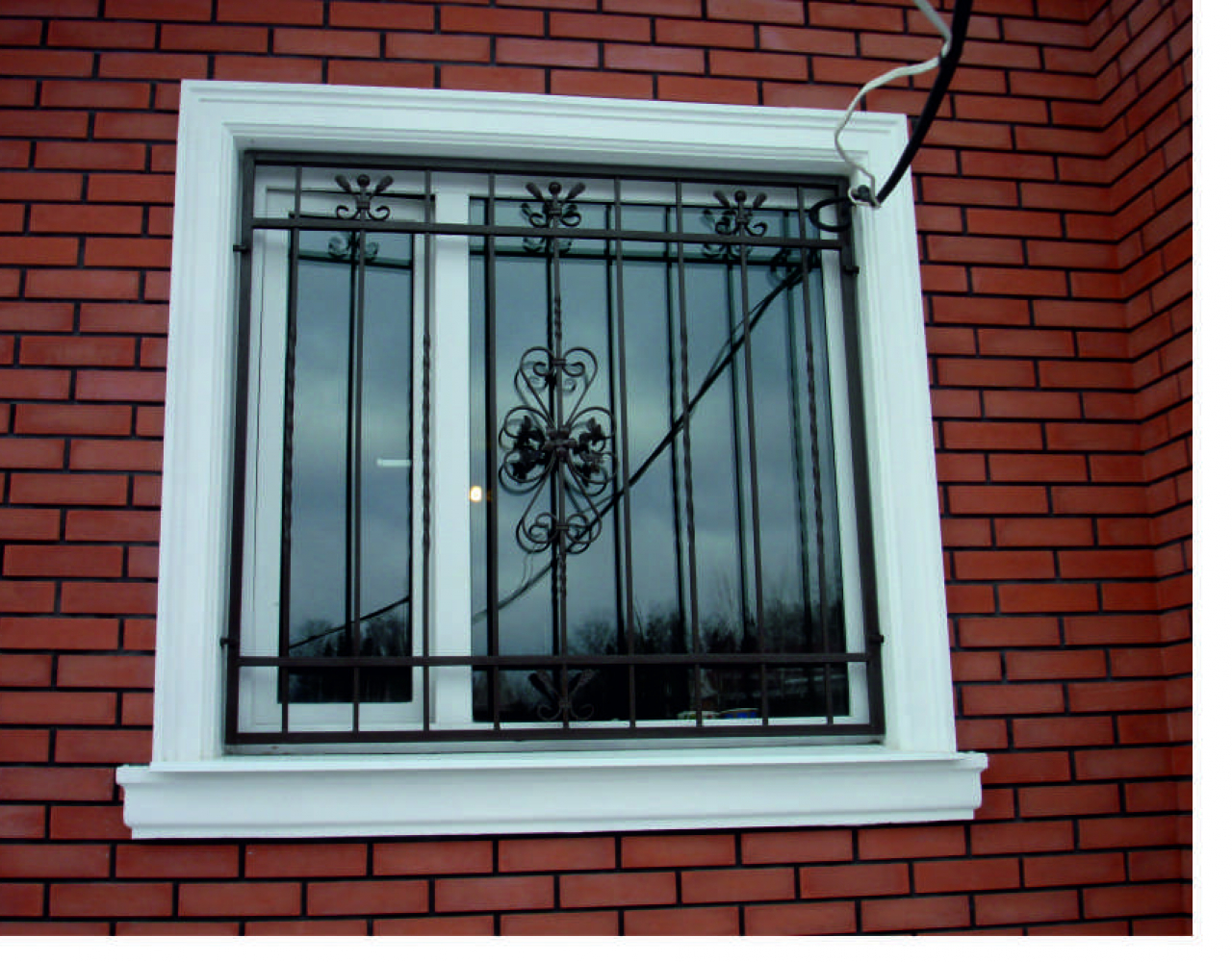 Кованая решетка на окно для дома КР-114