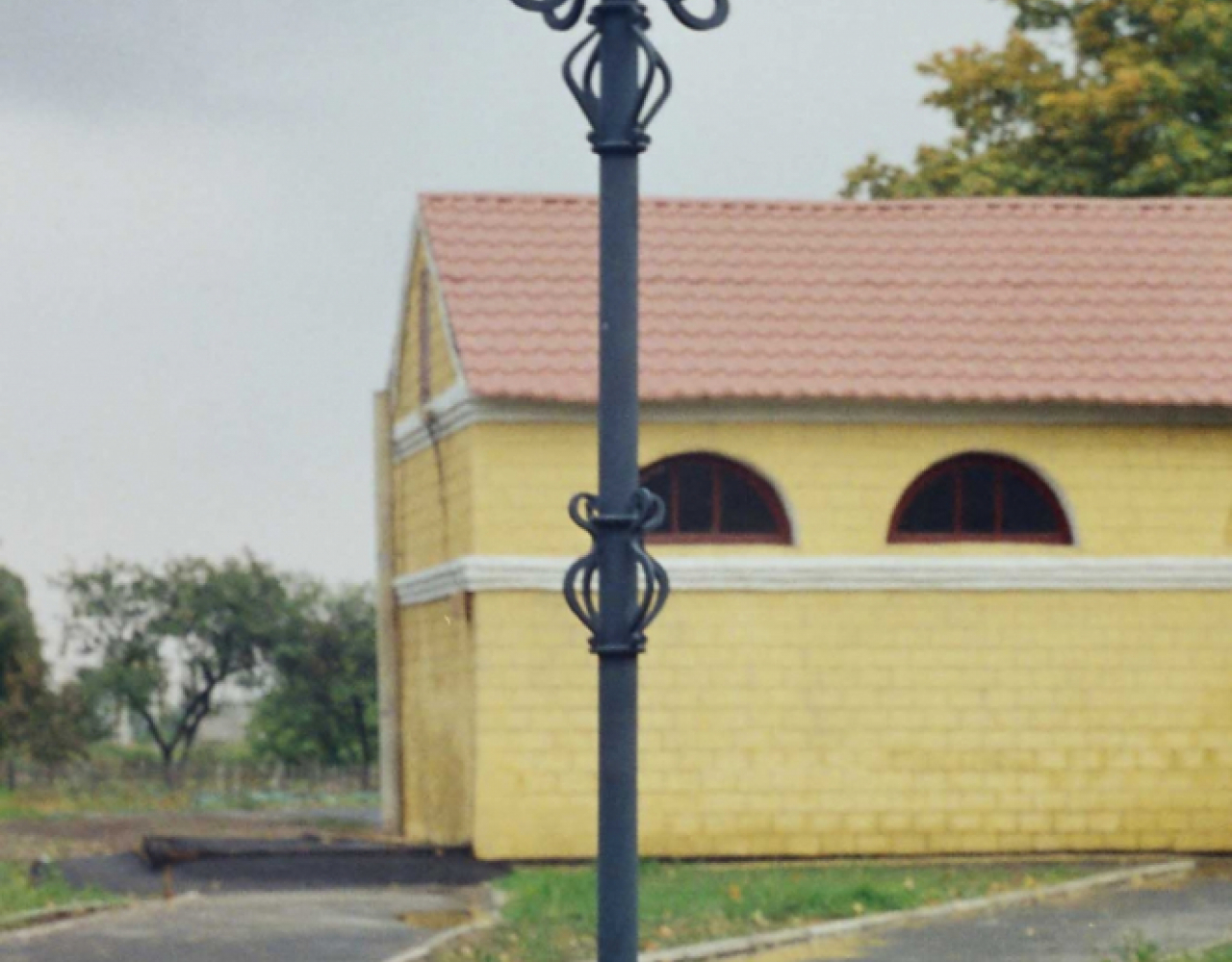 Кованый уличный фонарь с витыми элементами КСФ-071