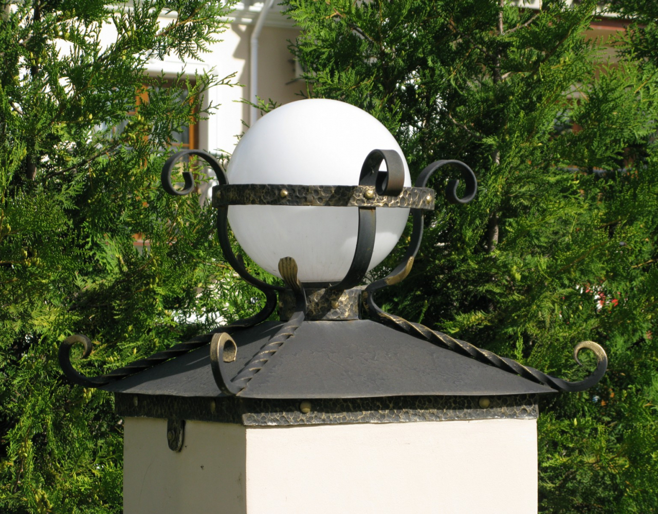 Кованый круглый фонарь на ворота КСФ-075