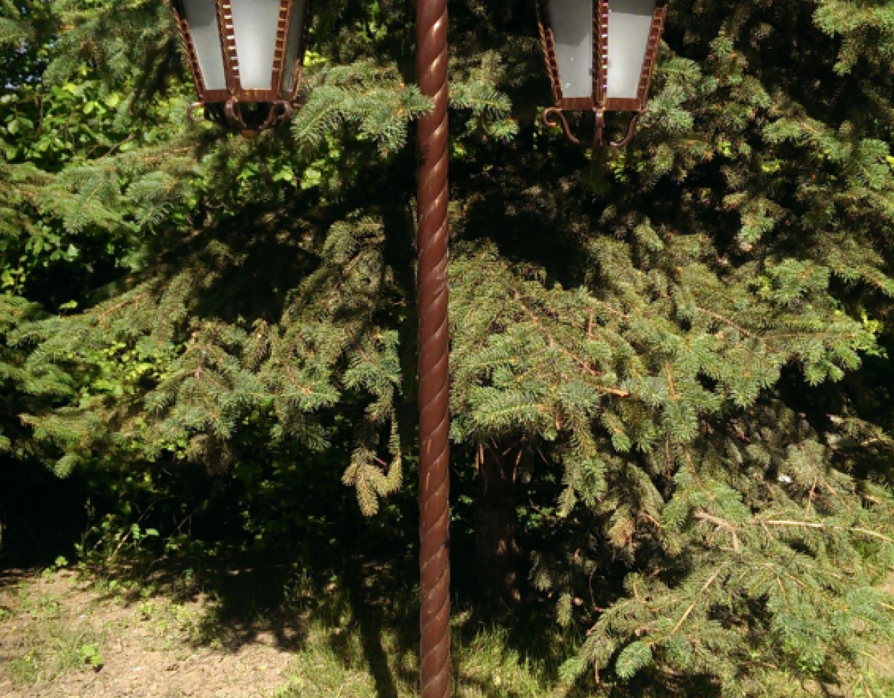 Коричневый кованый уличный фонарь КСФ-085