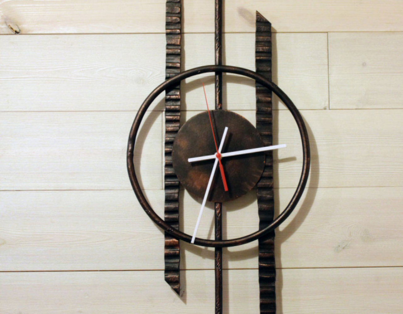 Кованые часы оригинального дизайна КЧС-008