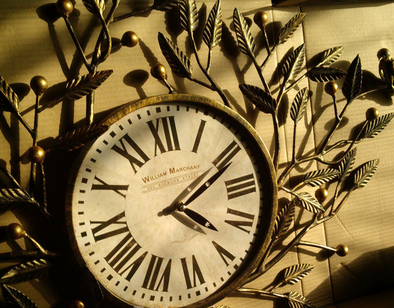 Кованые часы с листьями в золотом цвете КЧС-018