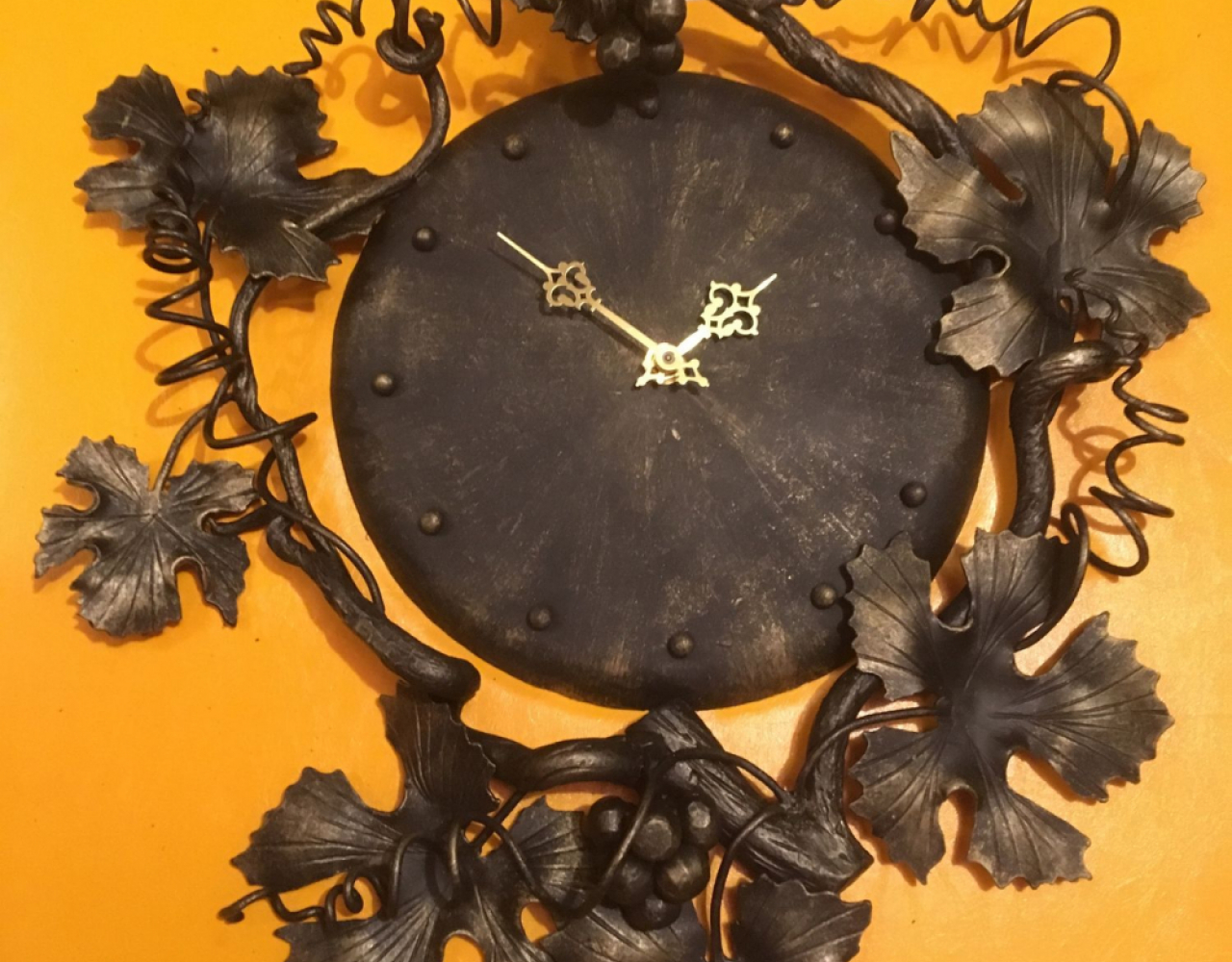 Кованые часы с виноградной лозой КЧС-032