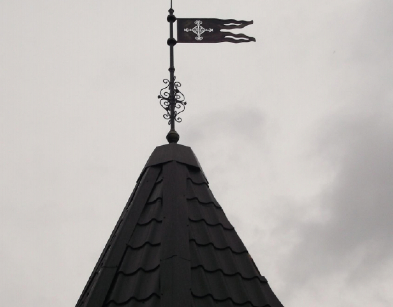 Кованый флюгер-флаг для башни КФЛ-013