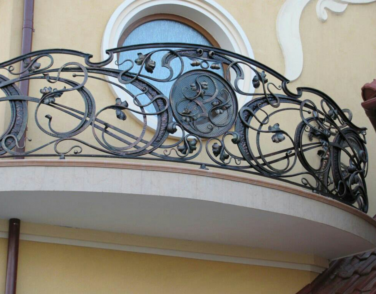 Кованый балкон с гербом и листьями КБ-069
