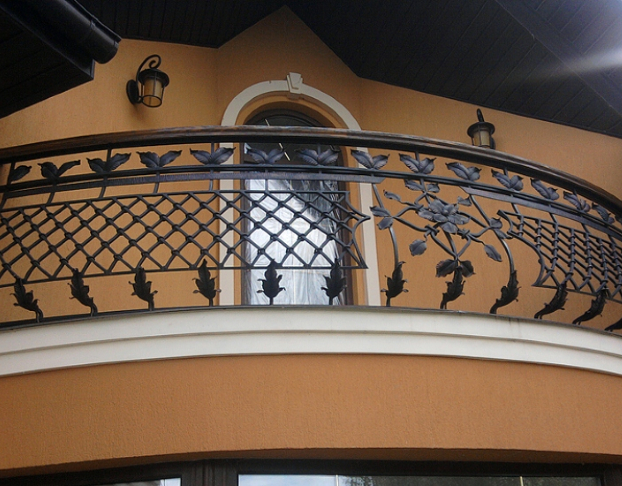 Полукрыглый кованый балкон сетка и листья КБ-071