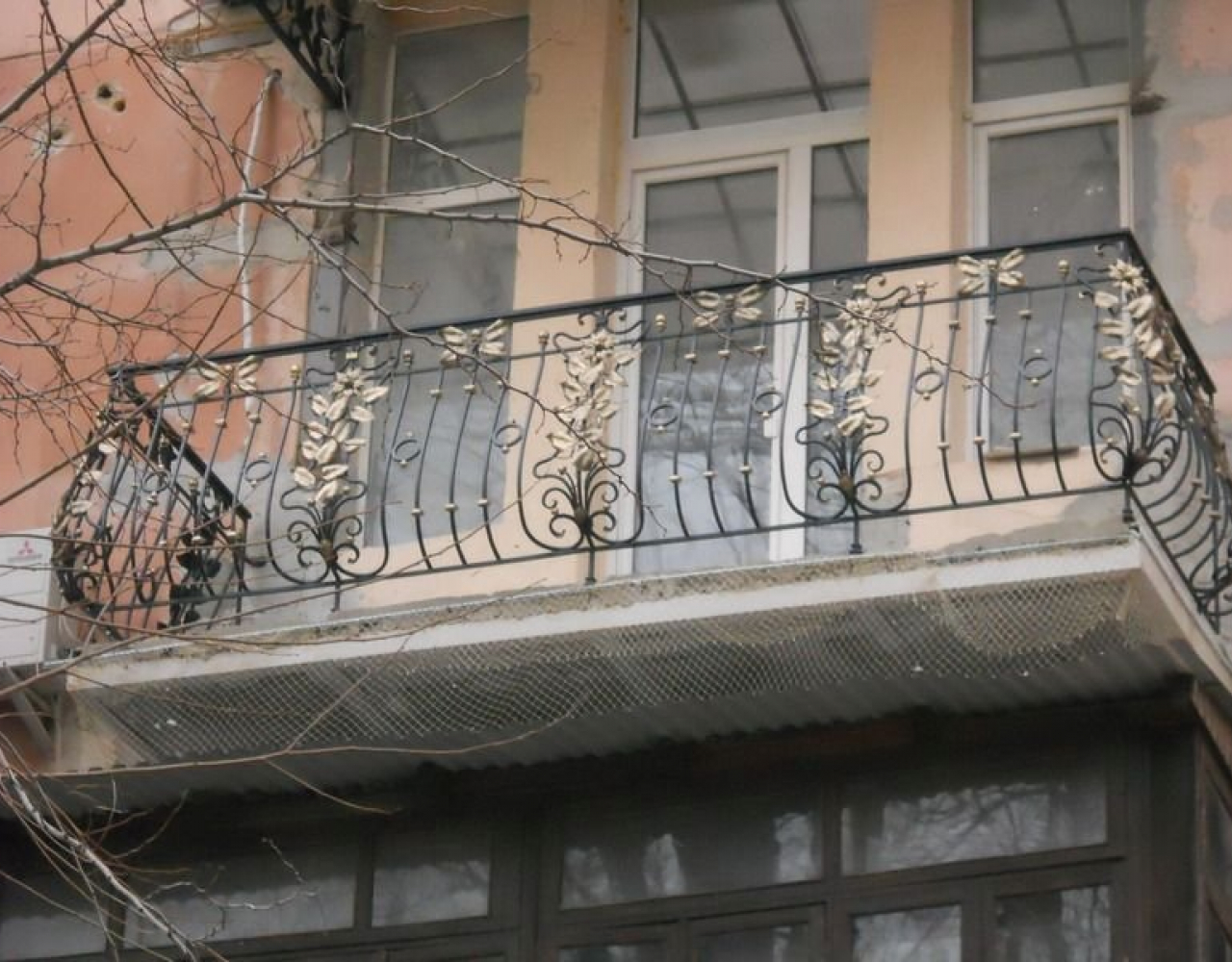 Кованый балкон в классическом стиле с листьями КБ-090