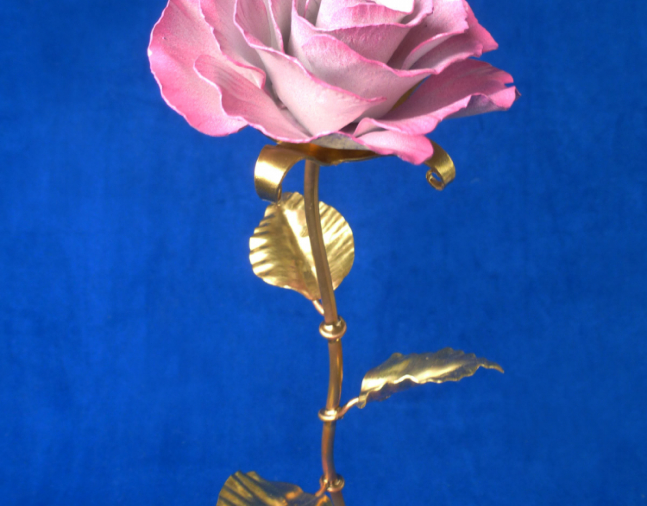 Розовая кованая роза с золоченой ножкой КЦВ-042