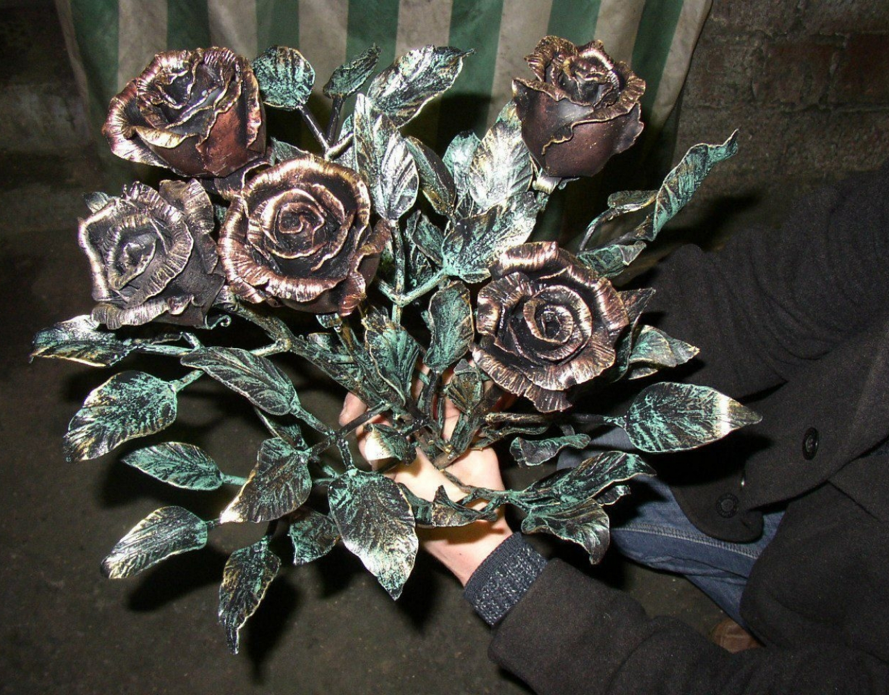 Кованые крупные цветные розы КЦВ-047