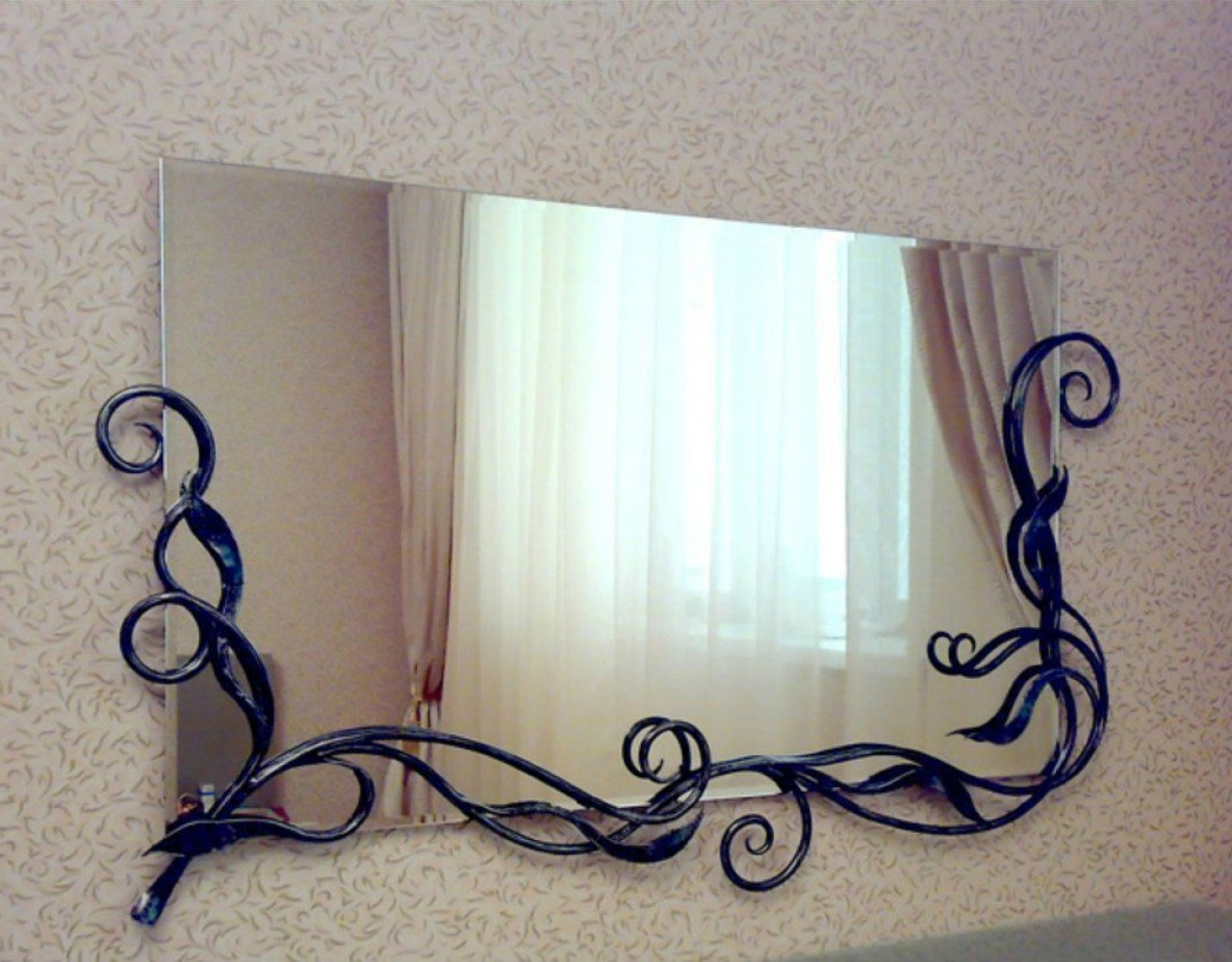 Кованое зеркало с витым узором на стену КЗР-084