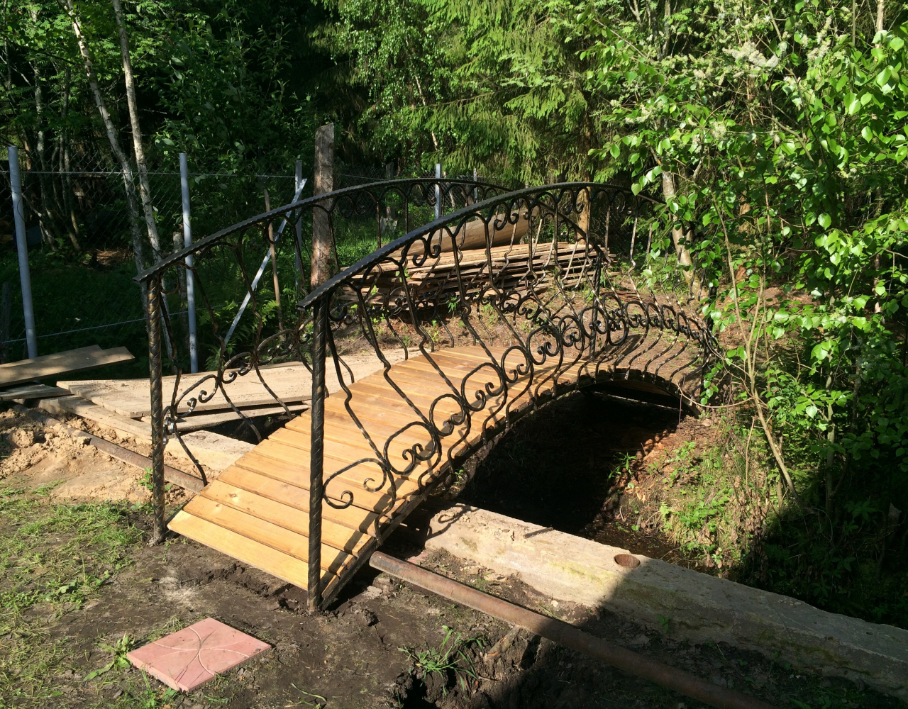 Кованый мостик с выгнутыми перилами МО-033
