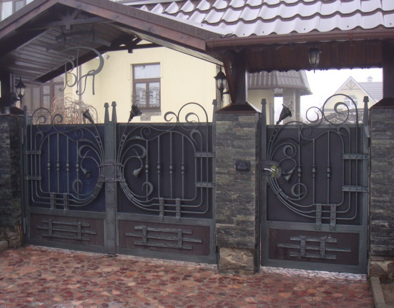 Оригинальные кованые въездные ворота ВО-016