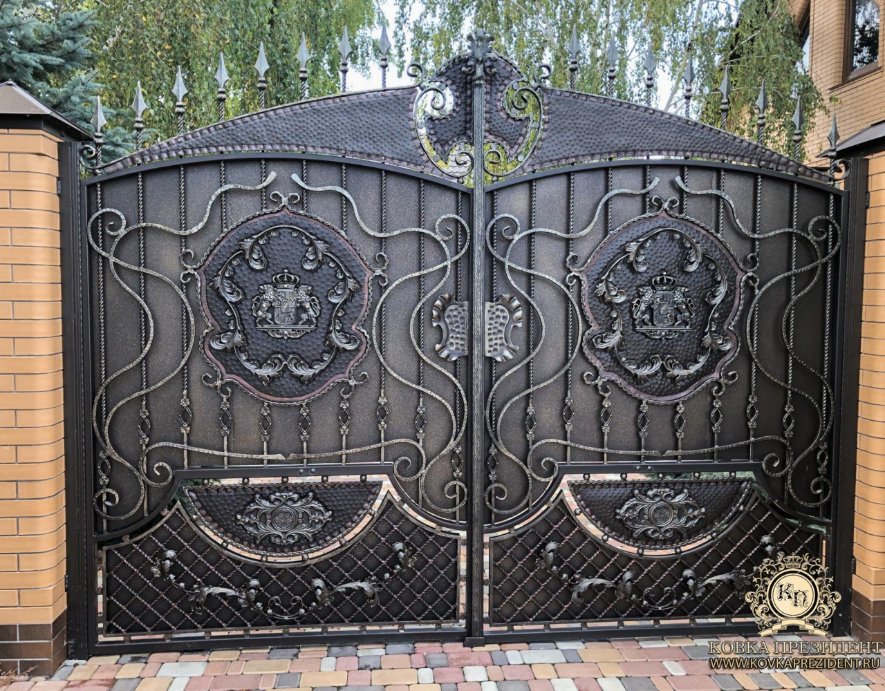 Кованые ворота с коронами ВО-024