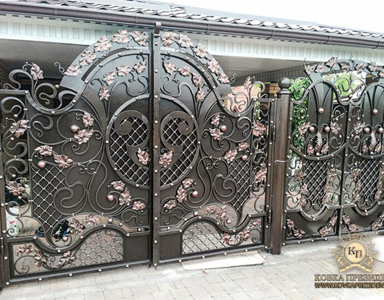 Комбинированные кованые ворота с листьями ВО-030