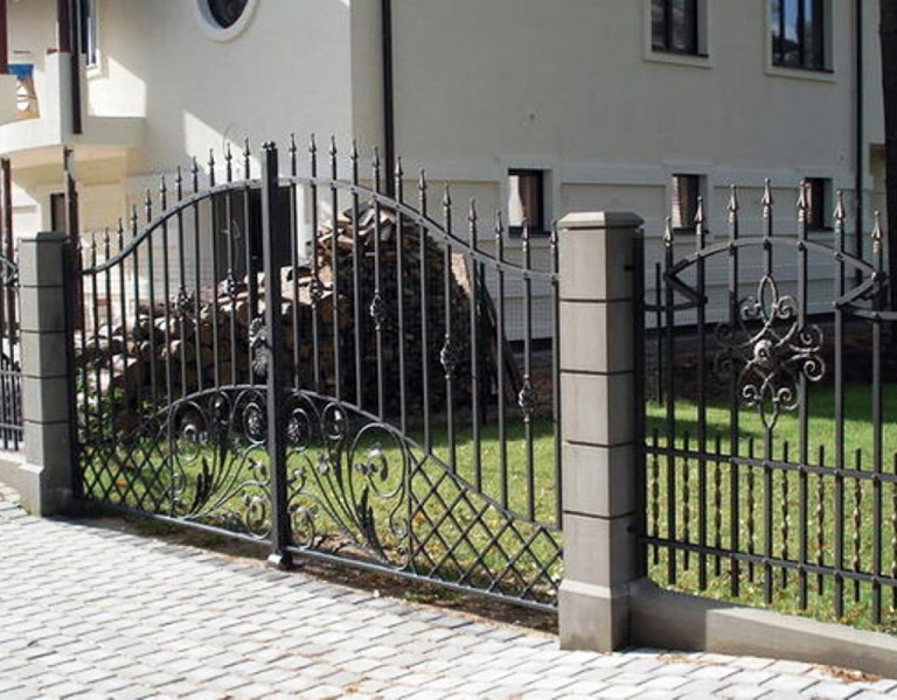Ворота арочные с кованой решеткой и пиками ВО-034