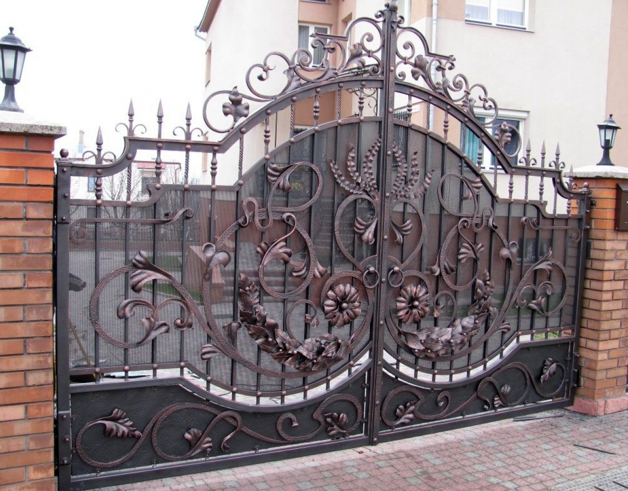 Оригинальные кованые ворота с поликарбонатом ВО-035