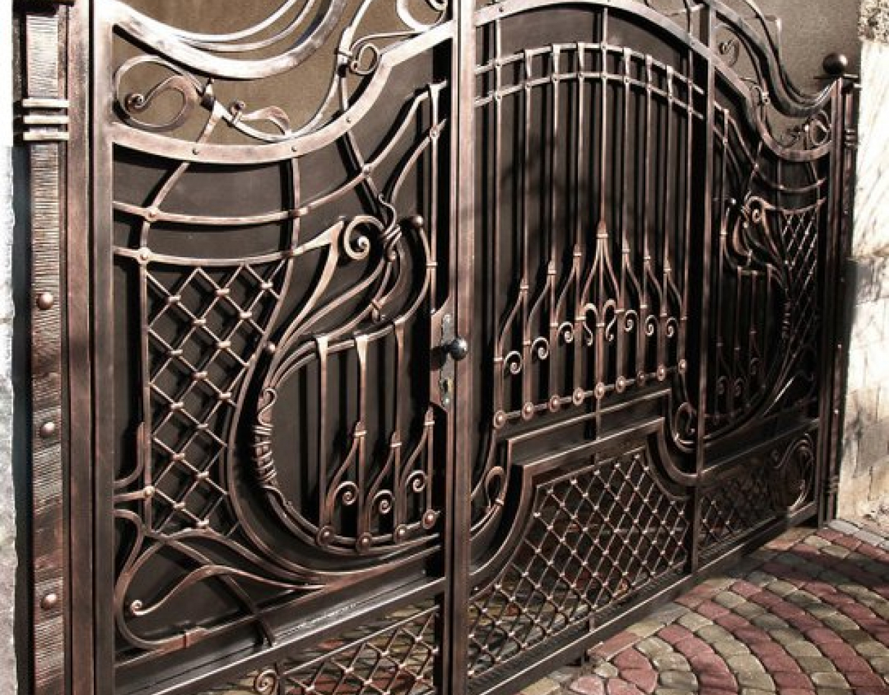Дизайнерские кованые ворота с калиткой ВО-038