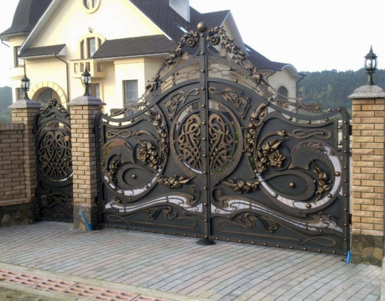 Въездные ворота с ручной ковкой ВО-048