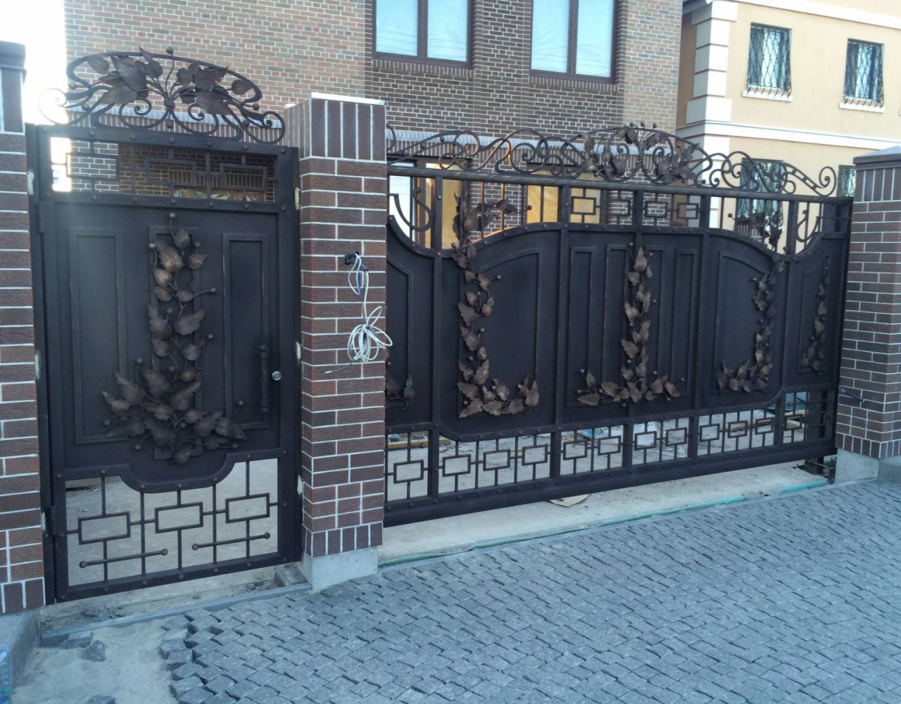 Кованые ворота с узором из листьев ВО-078