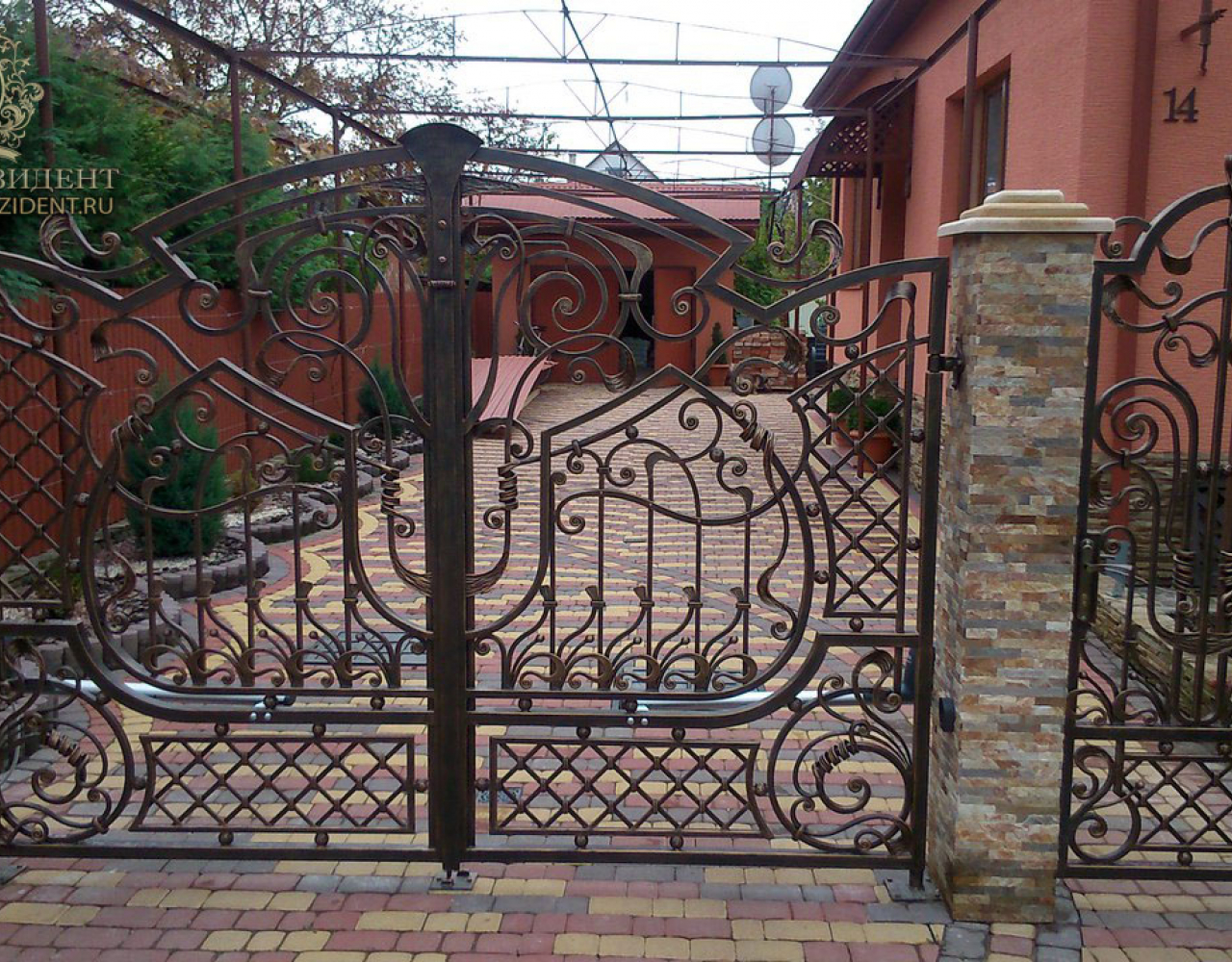 Открытые распашные кованые ворота ВО-084