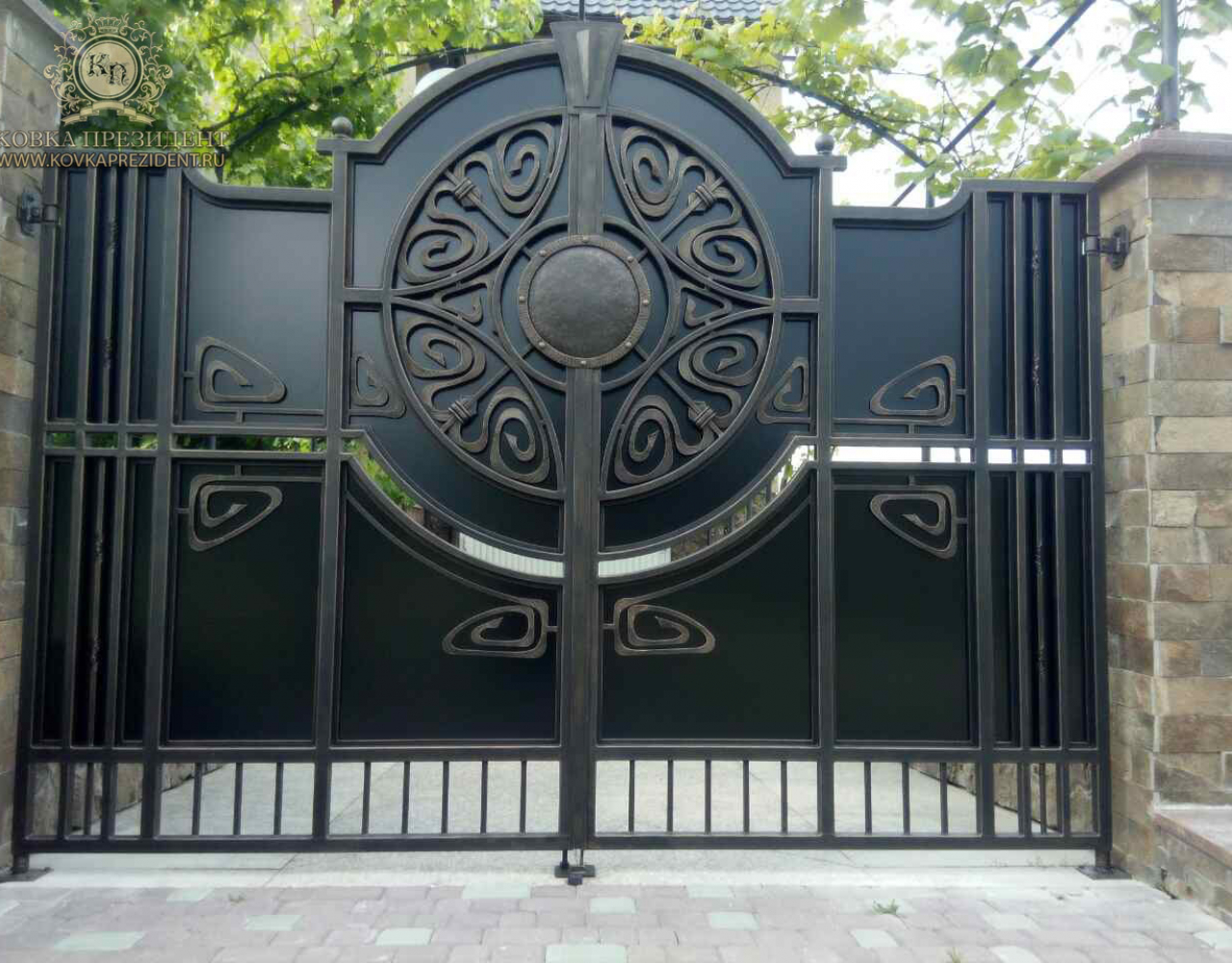 Оригинальные ворота с коваными элементами ВО-095