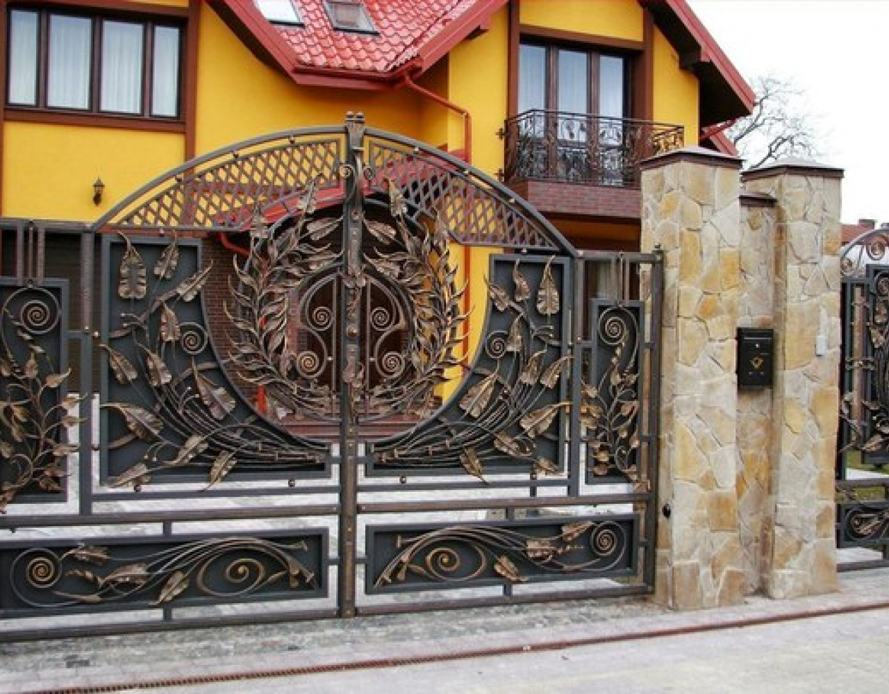Кованые ворота с орнаментом из листьев ВО-103