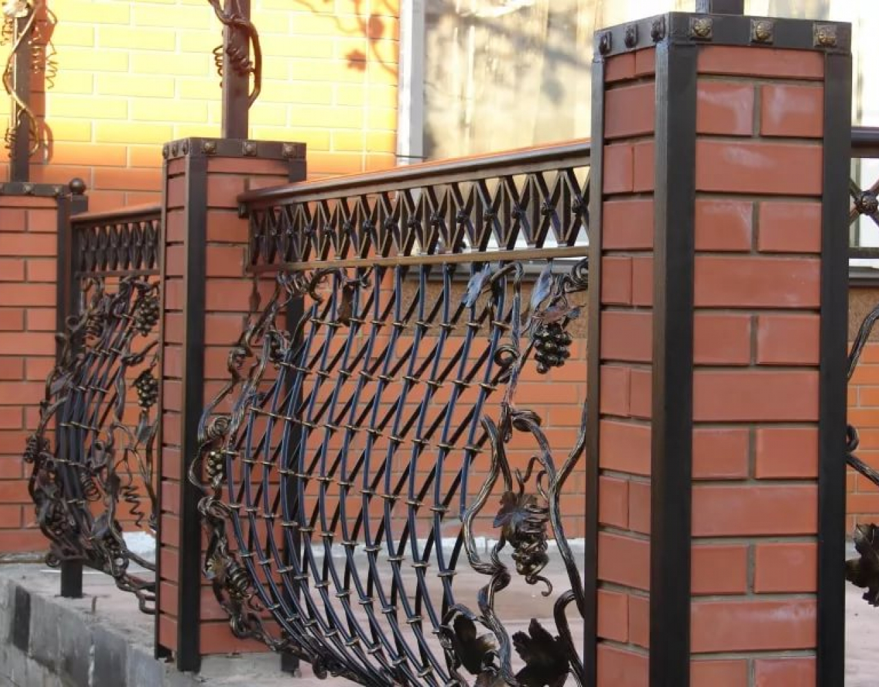 Выгнутый кованый забор с лозой ЗА-142