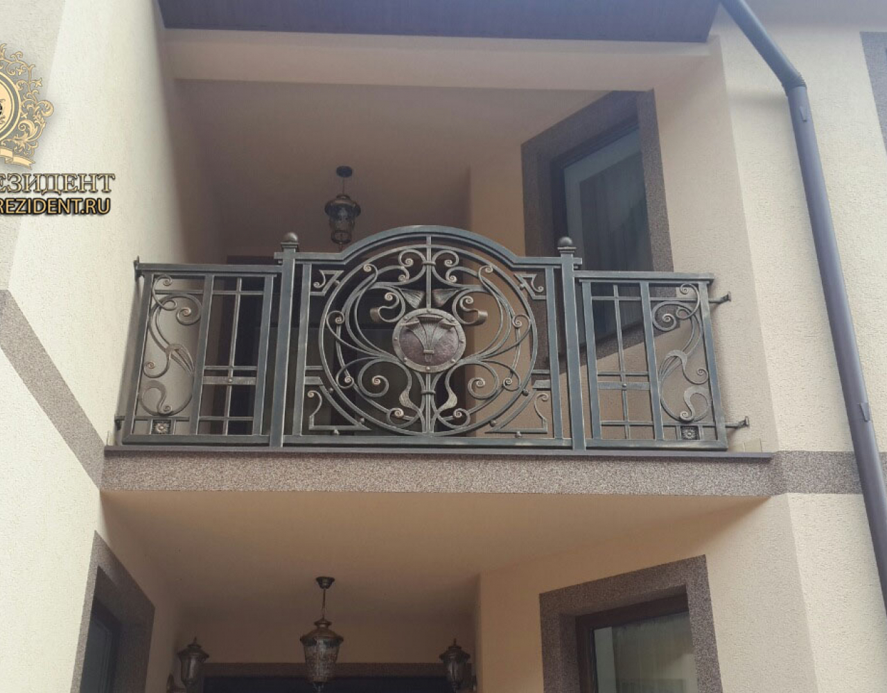 Секционный кованый балкон со столбами КБ-094