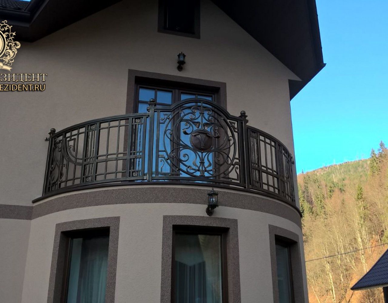 Секционный кованый балкон со столбами КБ-094