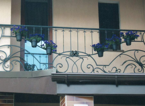 Кованый балкон с цветами КБ-028