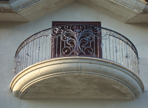 Полукруглый кованый балкон с узором КБ-037
