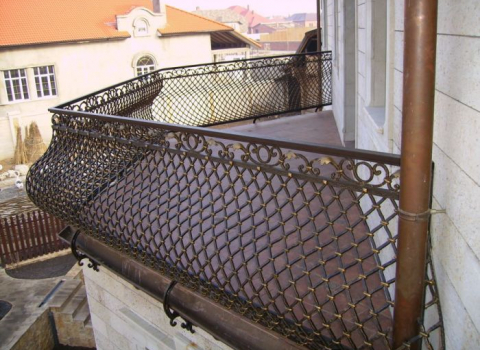 Изогнутый кованый балкон КБ-001