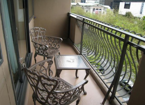 Кованый балкон для многоквартирного дома КБ-007