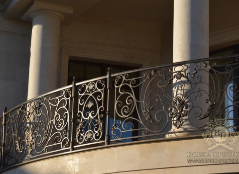 Уличный кованый балкон на заказ КБ-036